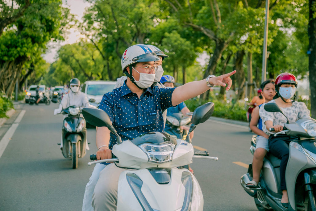 Chàng shipper trẻ làm tour xe máy ở Huế , chang shipper tre lam tour xe may o hue