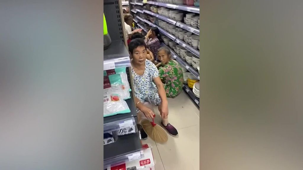 Người già Trung Quốc vào siêu thị tránh nóng , nguoi gia trung quoc vao sieu thi tranh nong