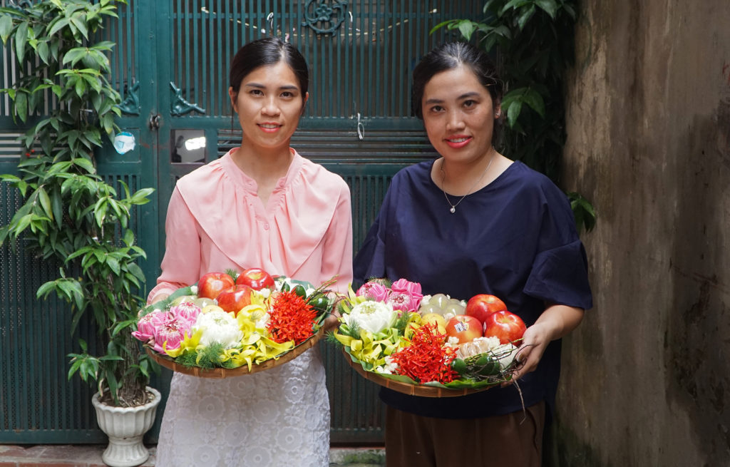 Người Hà Nội chi tiền triệu mua mẹt hoa cúng rằm tháng 7 , nguoi ha noi chi tien trieu mua met hoa cung ram thang 7