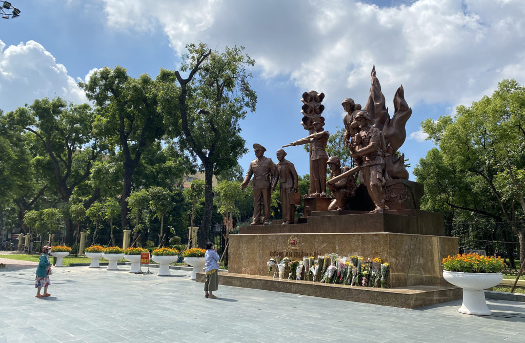 Người Hà Nội đặt hoa tưởng niệm ba cảnh sát chữa cháy hy sinh , nguoi ha noi dat hoa tuong niem ba canh sat chua chay hy sinh