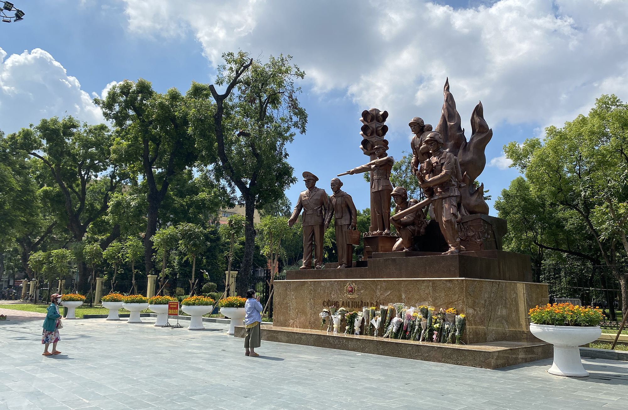 Người Hà Nội đặt hoa tưởng niệm ba cảnh sát chữa cháy hy sinh Thông tin  