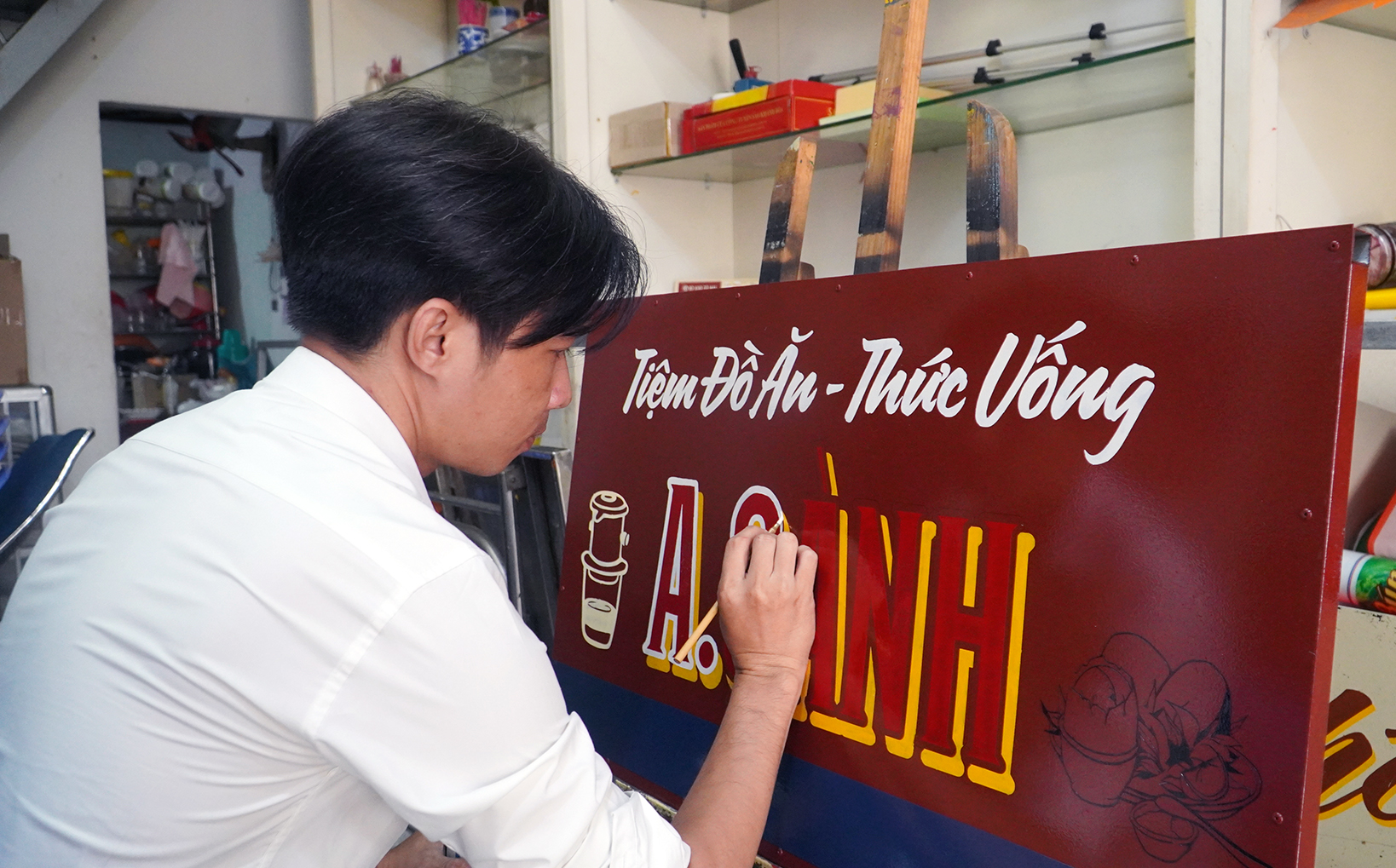 Người vẽ lại Sài Gòn xưa qua bảng hiệu Thông tin  