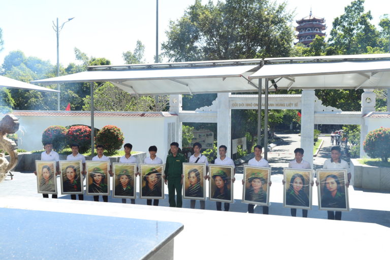 Phục dựng ảnh 10 nữ liệt sĩ Ngã ba Đồng Lộc