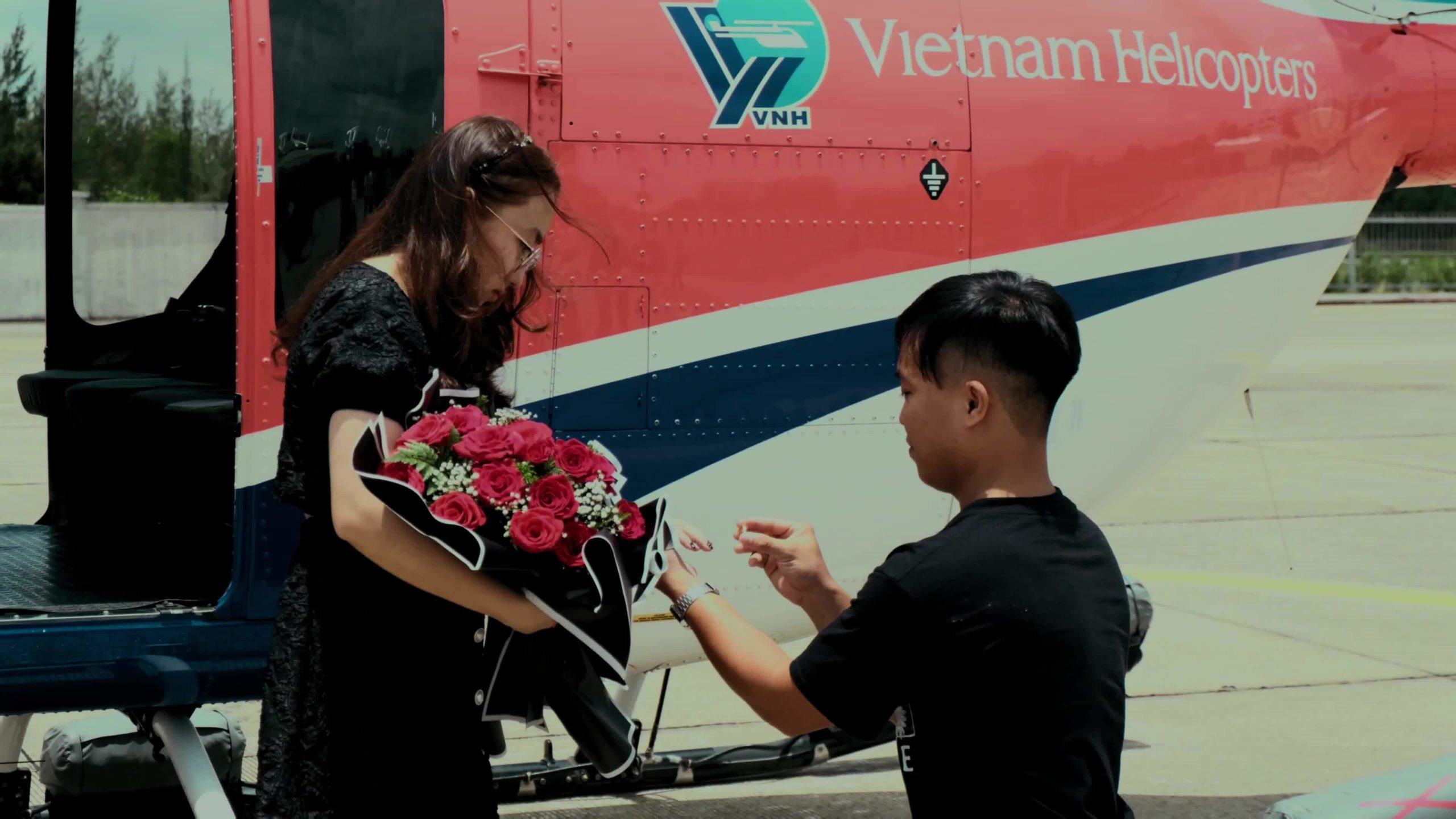 Thuê trực thăng ngắm Đà Nẵng rồi cầu hôn bạn gái Du lịch  