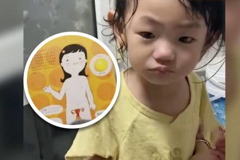 Bố bị mắng vì tắm cho con gái 2 tuổi