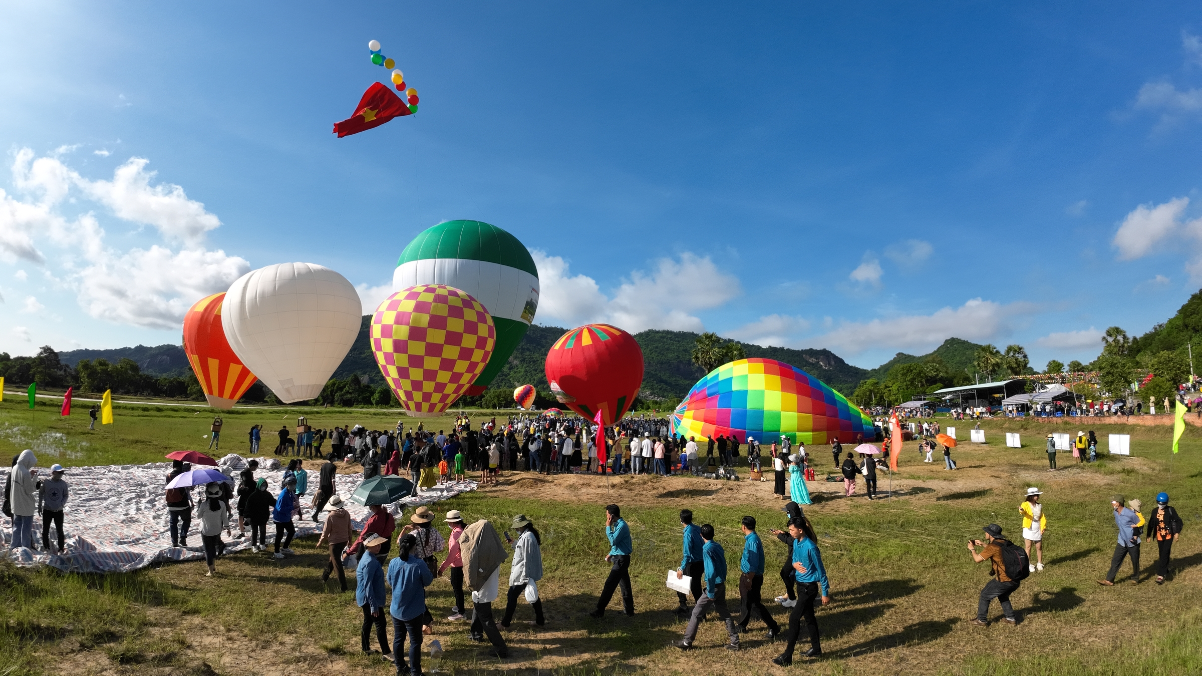 Hàng nghìn du khách xem khinh khí cầu ở xứ núi Du lịch  